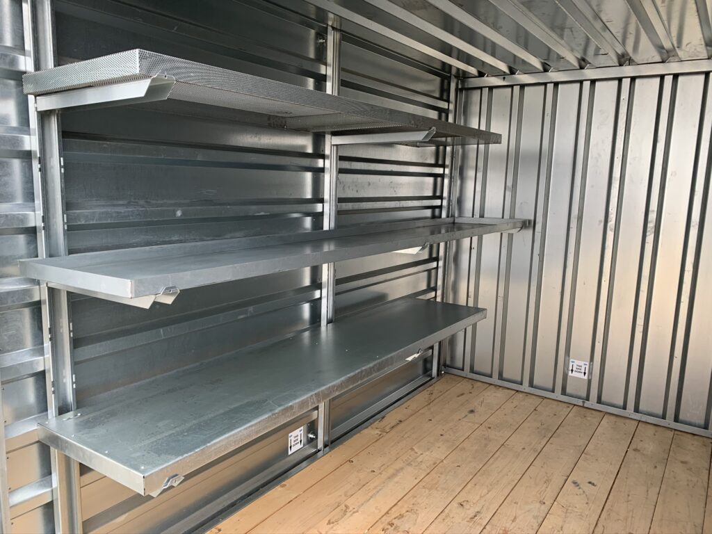 Lapraszerelt konténer polcrendszerrel