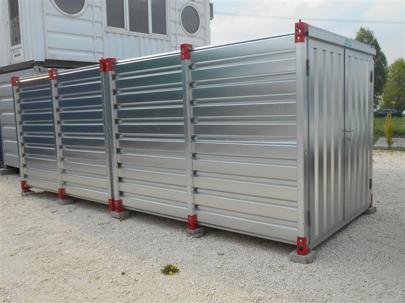 Lapraszerelt konténer