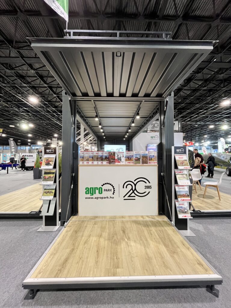 brandelt rendezvénykonténer kiállításon látogatókkal